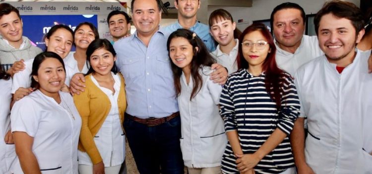 Renán Barrera contribuye a disminuir los índices de deserción escolar en el municipio