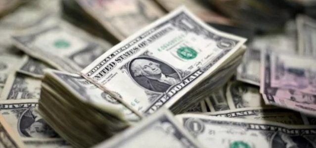 Dólar cierra por arriba de 25 pesos en bancos