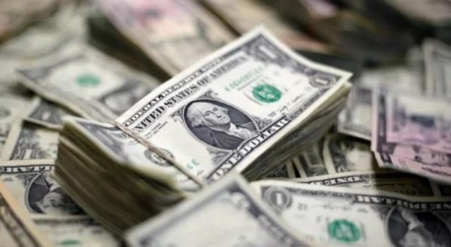 Dólar cierra por arriba de 25 pesos en bancos