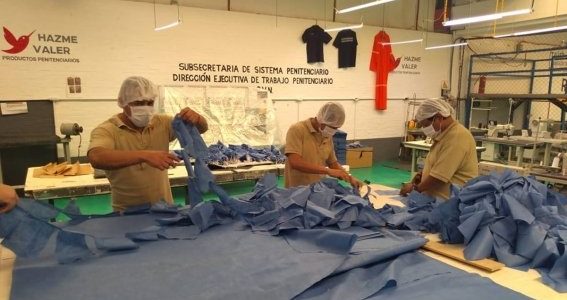 Reclusos de CDMX elaboran cubrebocas para hacerle frente al coronavirus