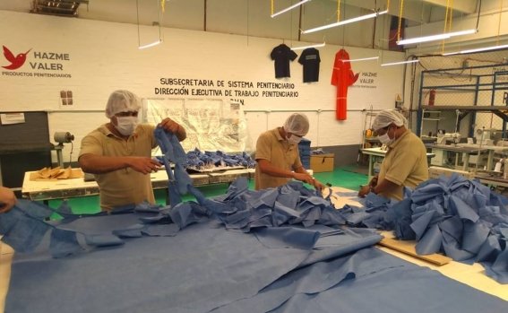 Reclusos de CDMX elaboran cubrebocas para hacerle frente al coronavirus