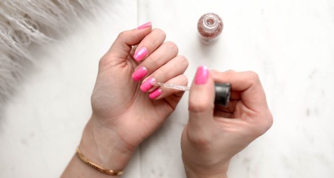 Alertan por peligros de pintarse y morderse las uñas por el coronavirus