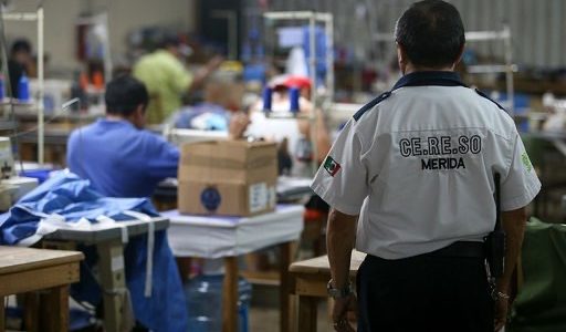 Internos del Cereso de Mérida confeccionan 1,500 cubrebocas por día ante la contingencia por el coronavirus Covid-19