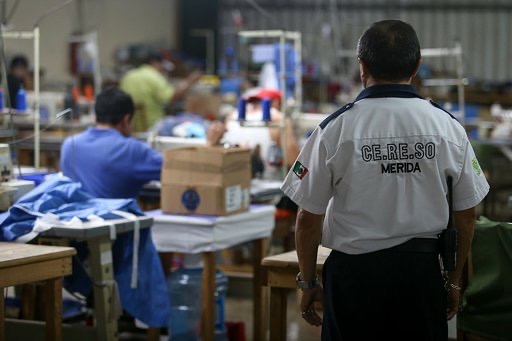 Internos del Cereso de Mérida confeccionan 1,500 cubrebocas por día ante la contingencia por el coronavirus Covid-19
