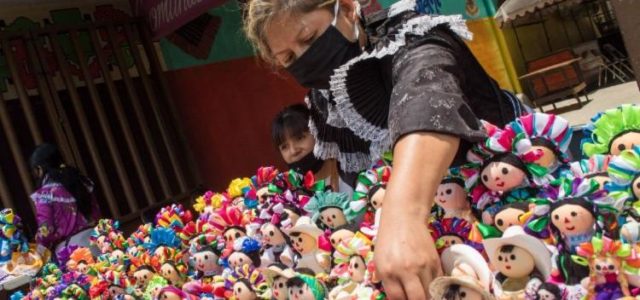 Artesanas otomíes hacen trueque: intercambian muñecas Ar Lele por comida