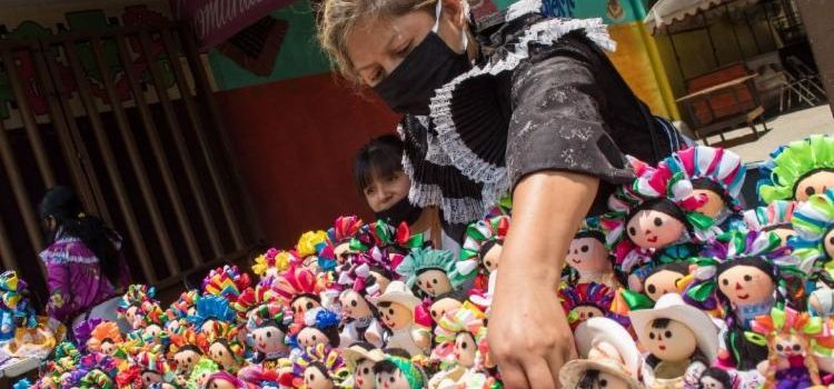 Artesanas otomíes hacen trueque: intercambian muñecas Ar Lele por comida