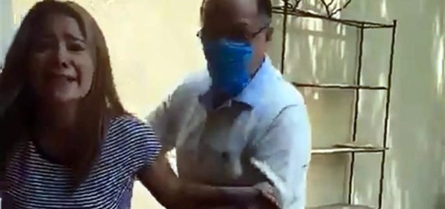 Notario agrede a su esposa y es captado en video