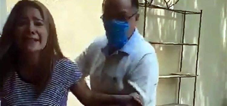 Notario agrede a su esposa y es captado en video