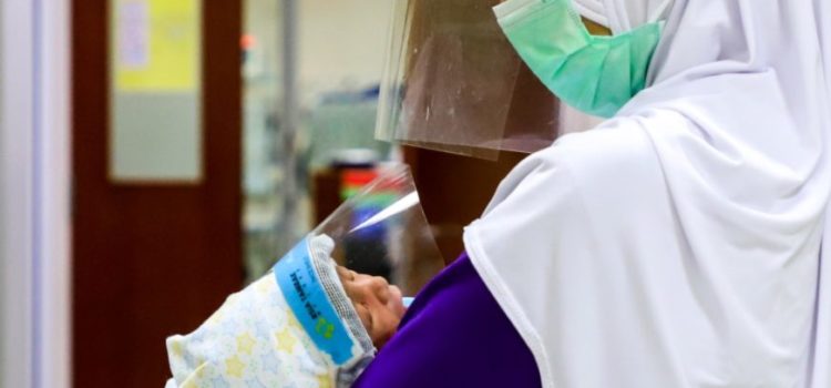 Detectan coronavirus en leche materna