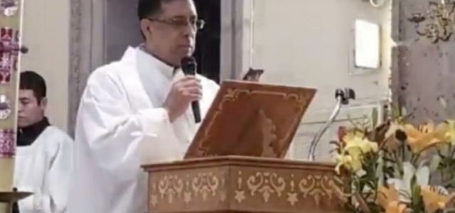 Cura interrumpe la misa al recibir llamada telefónica … ¡era el Papa Francisco !