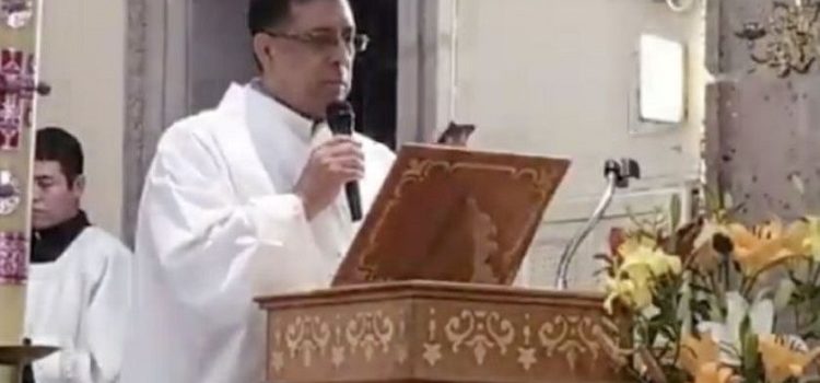 Cura interrumpe la misa al recibir llamada telefónica … ¡era el Papa Francisco !
