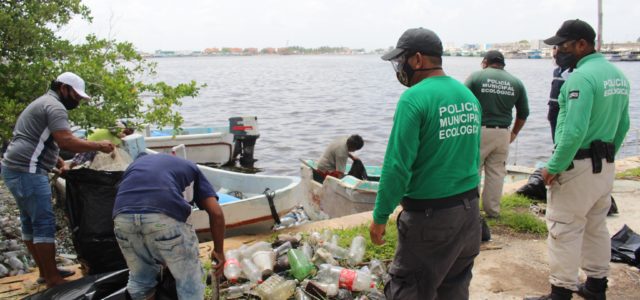 A causa del daño ambiental que causaron ponen a recolectar basura a pescadores de Progreso