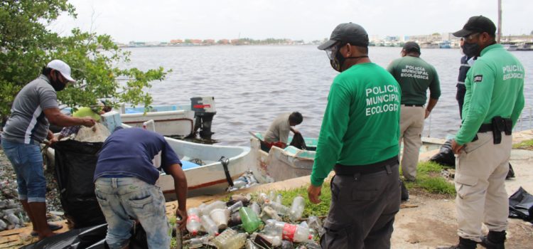 A causa del daño ambiental que causaron ponen a recolectar basura a pescadores de Progreso