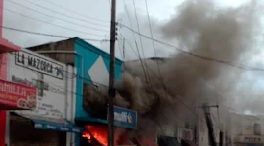 Se incendia comercio de venta de plásticos en el Centro de Mérida