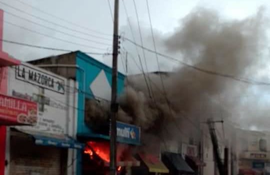 Se incendia comercio de venta de plásticos en el Centro de Mérida