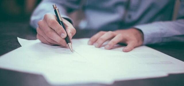 Burócratas regresan a laborar a oficinas el 1 de octubre