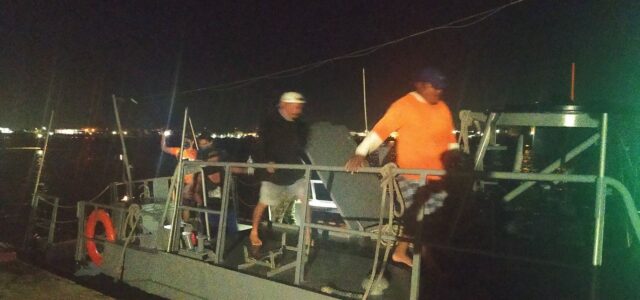 Semar rescata a tres pescadores en la Costa de Progreso