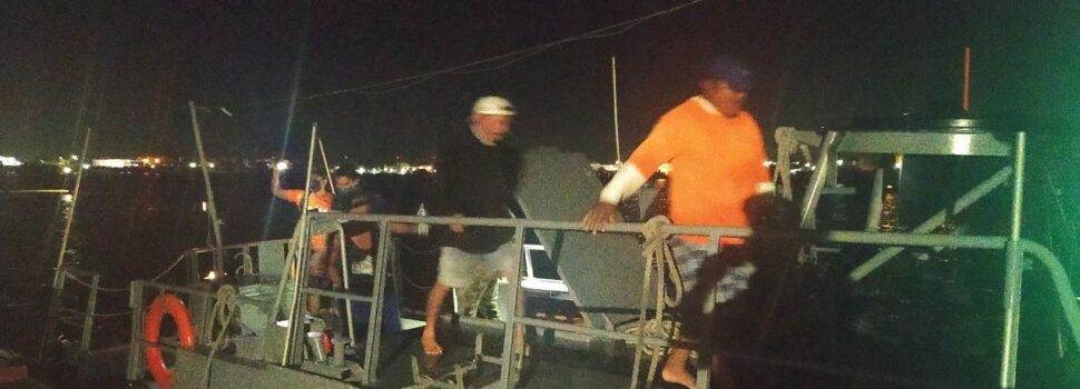 Semar rescata a tres pescadores en la Costa de Progreso