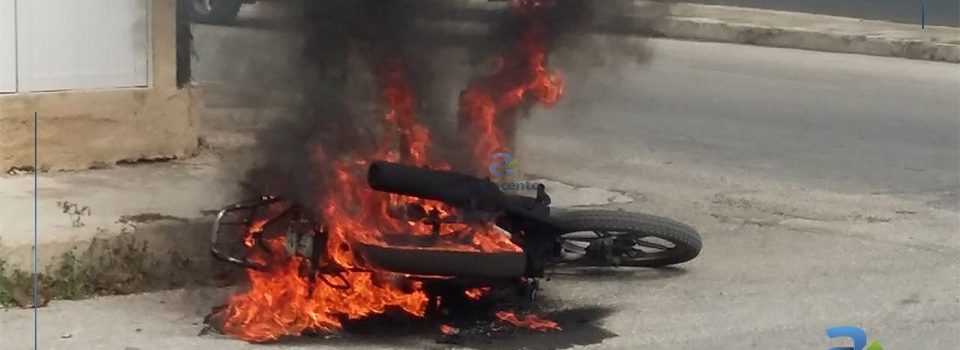 Se incendia motocicleta en el puerto de Progreso
