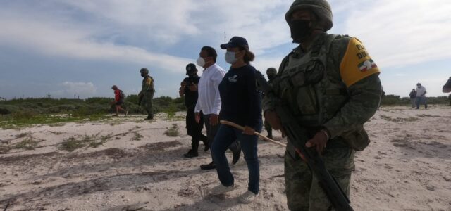 Personal militar al cuidado de las tortugas marinas en Telchac Puerto