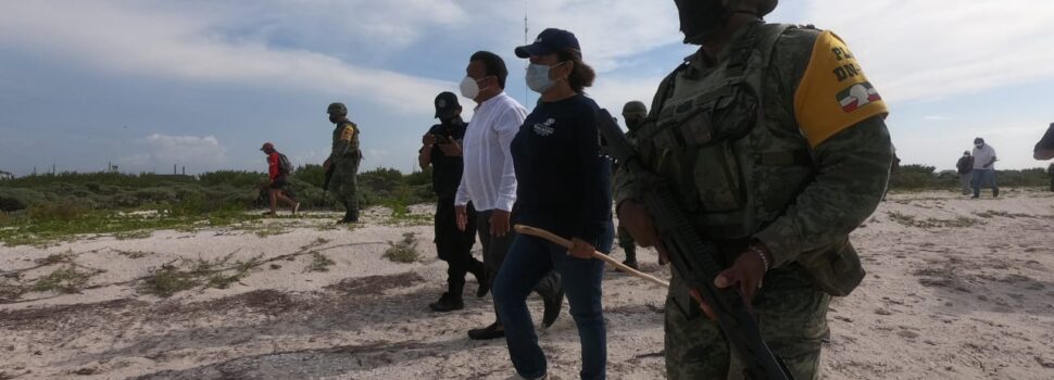 Personal militar al cuidado de las tortugas marinas en Telchac Puerto