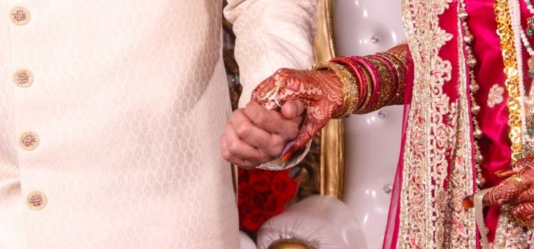 Celebran una boda masiva, se contagian de Covid y el novio murió