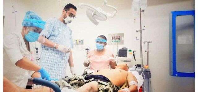 Médico se levanta de camilla para atender a marino herido en Tabasco