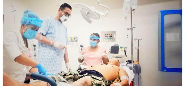 Médico se levanta de camilla para atender a marino herido en Tabasco