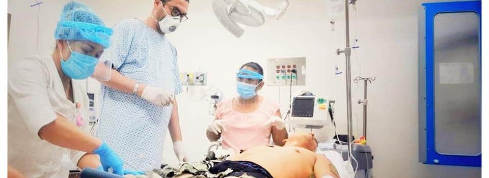 Médico se levanta de camilla para atender a marino herido en Tabasco