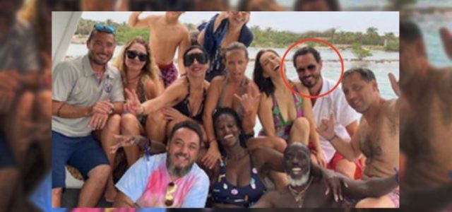 Raúl Paz de fiesta en yate, con gente de la farándula y sin cubre bocas