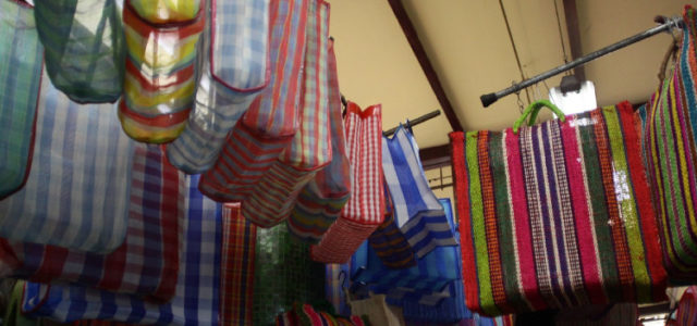 La marca Zara de nuevo se volvió polémica por vender bolsa de mandado en casi 700 pesos