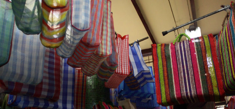 La marca Zara de nuevo se volvió polémica por vender bolsa de mandado en casi 700 pesos