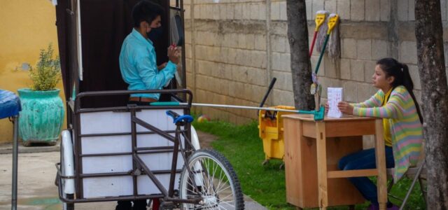 En Guatemala, maestro adapta su triciclo para dar clases