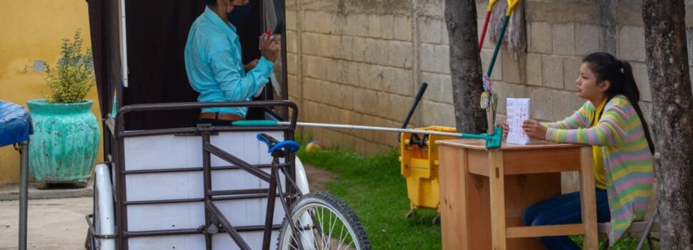 En Guatemala, maestro adapta su triciclo para dar clases