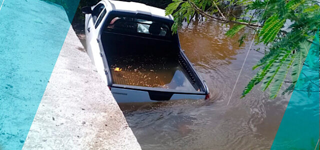 Termina hundido en la ciénaga al chocar por exceso de velocidad