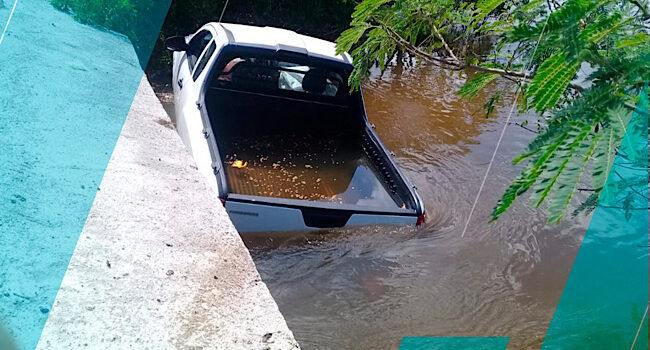 Termina hundido en la ciénaga al chocar por exceso de velocidad