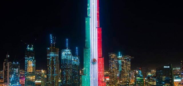 El edificio Burj Khalifa en Dubái, se ilumina con la bandera de México