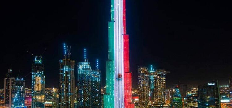 El edificio Burj Khalifa en Dubái, se ilumina con la bandera de México