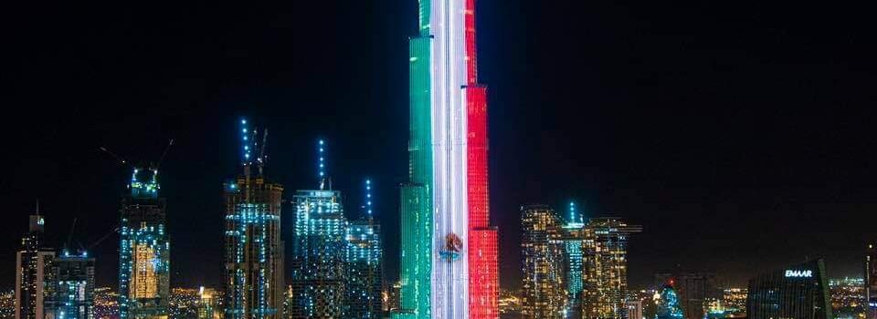 El edificio Burj Khalifa en Dubái, se ilumina con la bandera de México
