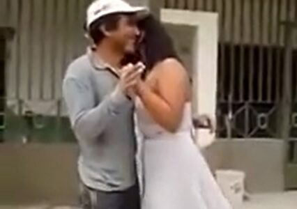 Quinceañera va al trabajo de su papá que es albañil y bailan el vals