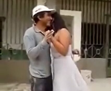 Quinceañera va al trabajo de su papá que es albañil y bailan el vals
