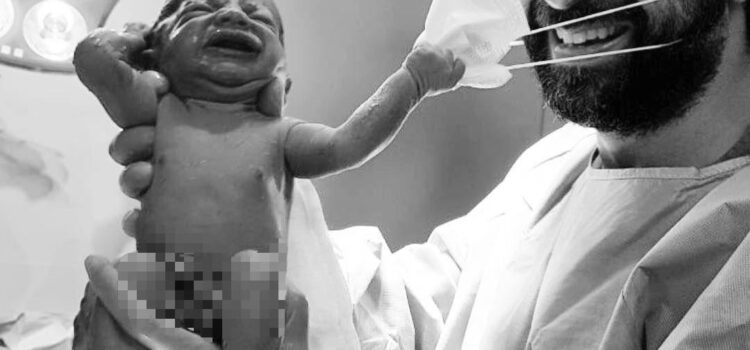 Imagen de la esperanza: un bebé recién nacido le “quita” la mascarilla a un doctor