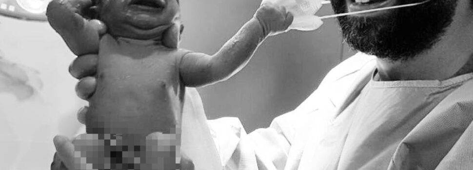 Imagen de la esperanza: un bebé recién nacido le “quita” la mascarilla a un doctor