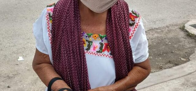Abuelita vende chocolates en las calles de Hunucmá