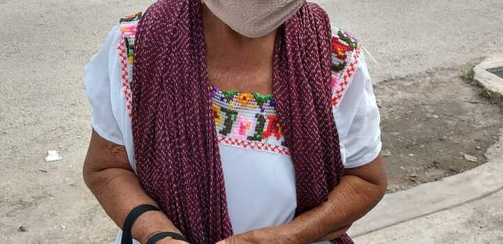 Abuelita vende chocolates en las calles de Hunucmá