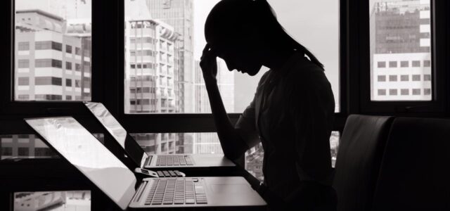 Atender el estrés laboral, vital para la resiliencia empresarial y evitar multas por riesgo psicosocial
