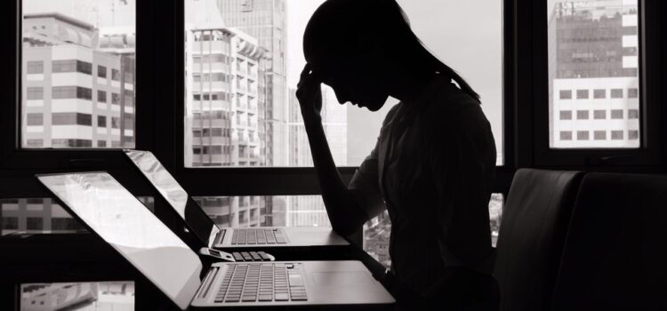 Atender el estrés laboral, vital para la resiliencia empresarial y evitar multas por riesgo psicosocial