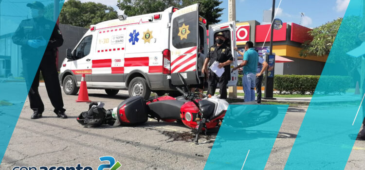 Motociclista se estampa y manda a su mamá al hospital