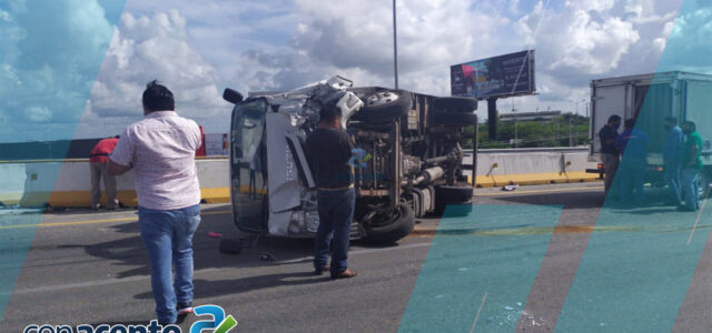 Vuelca camión en la carretera Mérida- Motul