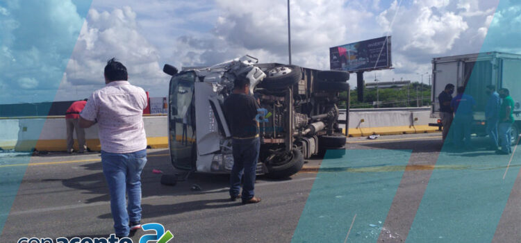 Vuelca camión en la carretera Mérida- Motul